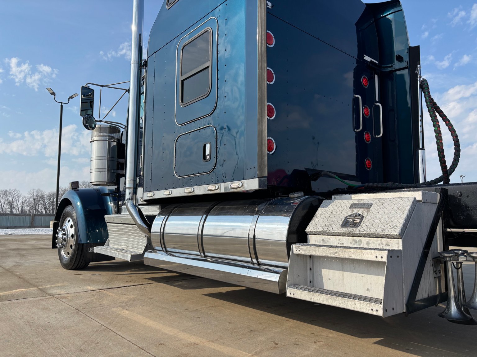 1999 Kenworth W900L - Image 10