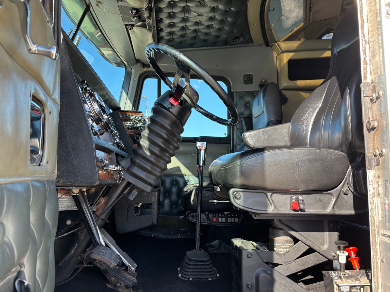 2000 Kenworth W900L - Image 9