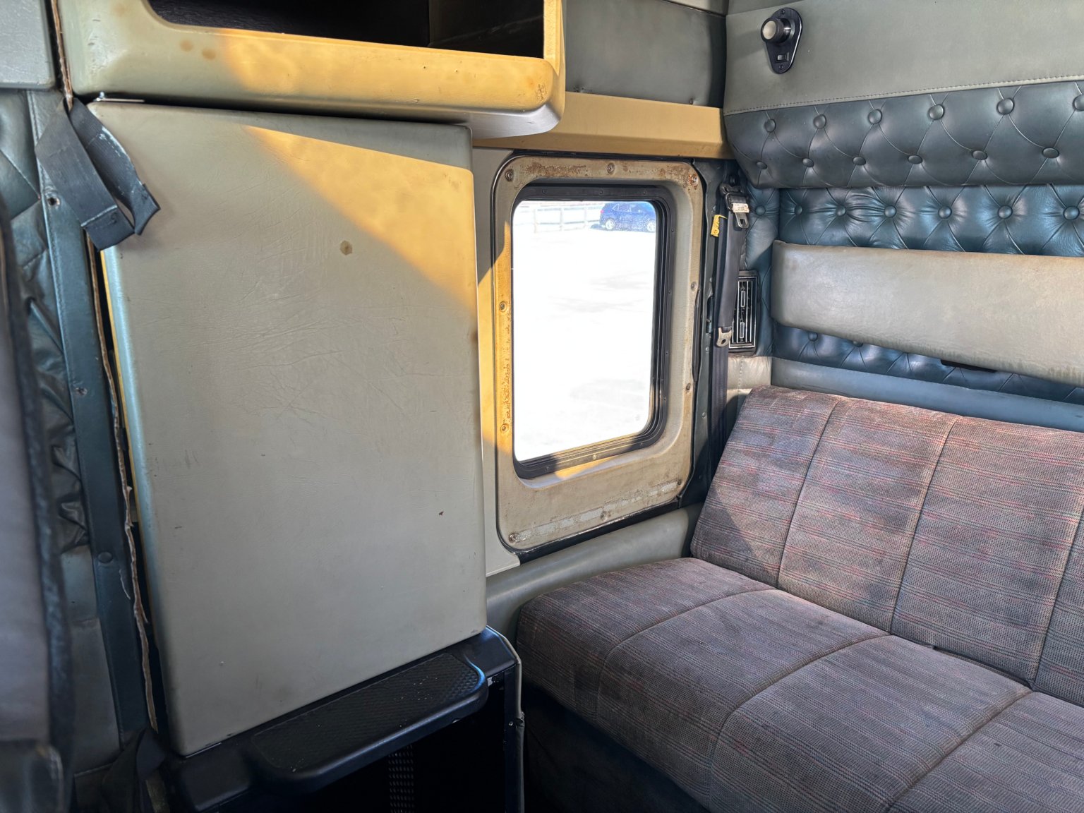 2000 Kenworth W900L - Image 10