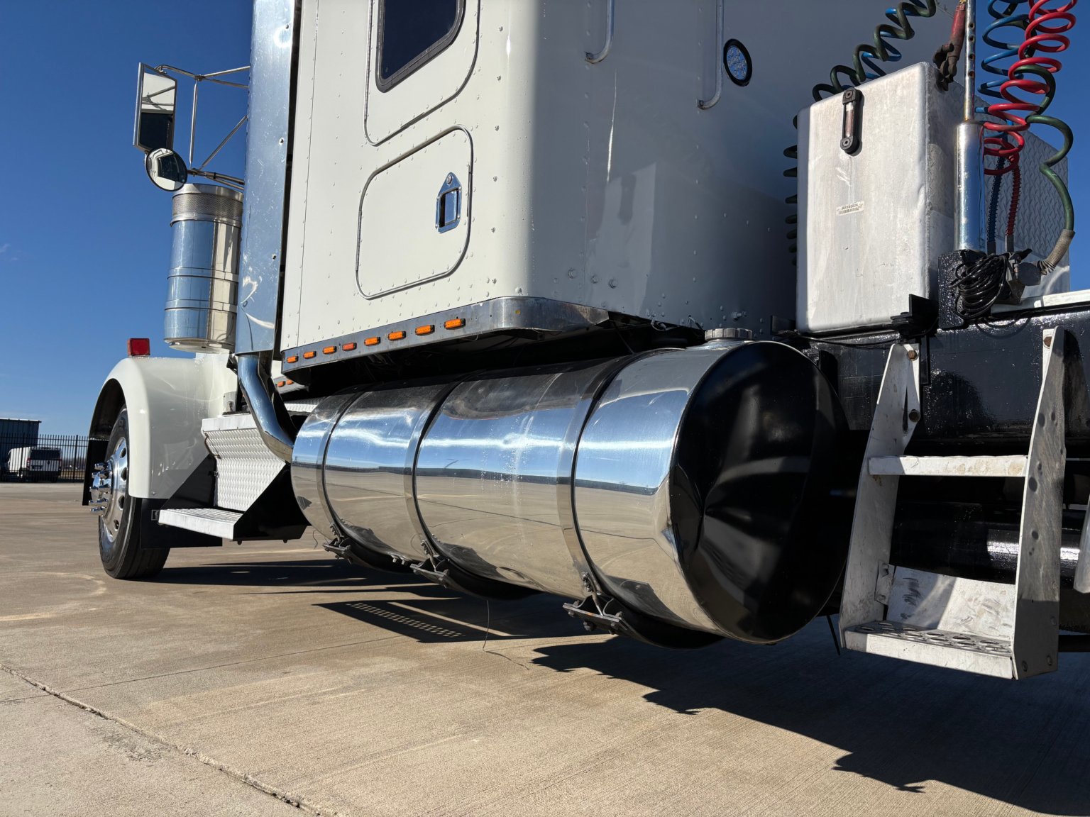 2000 Kenworth W900L - Image 8