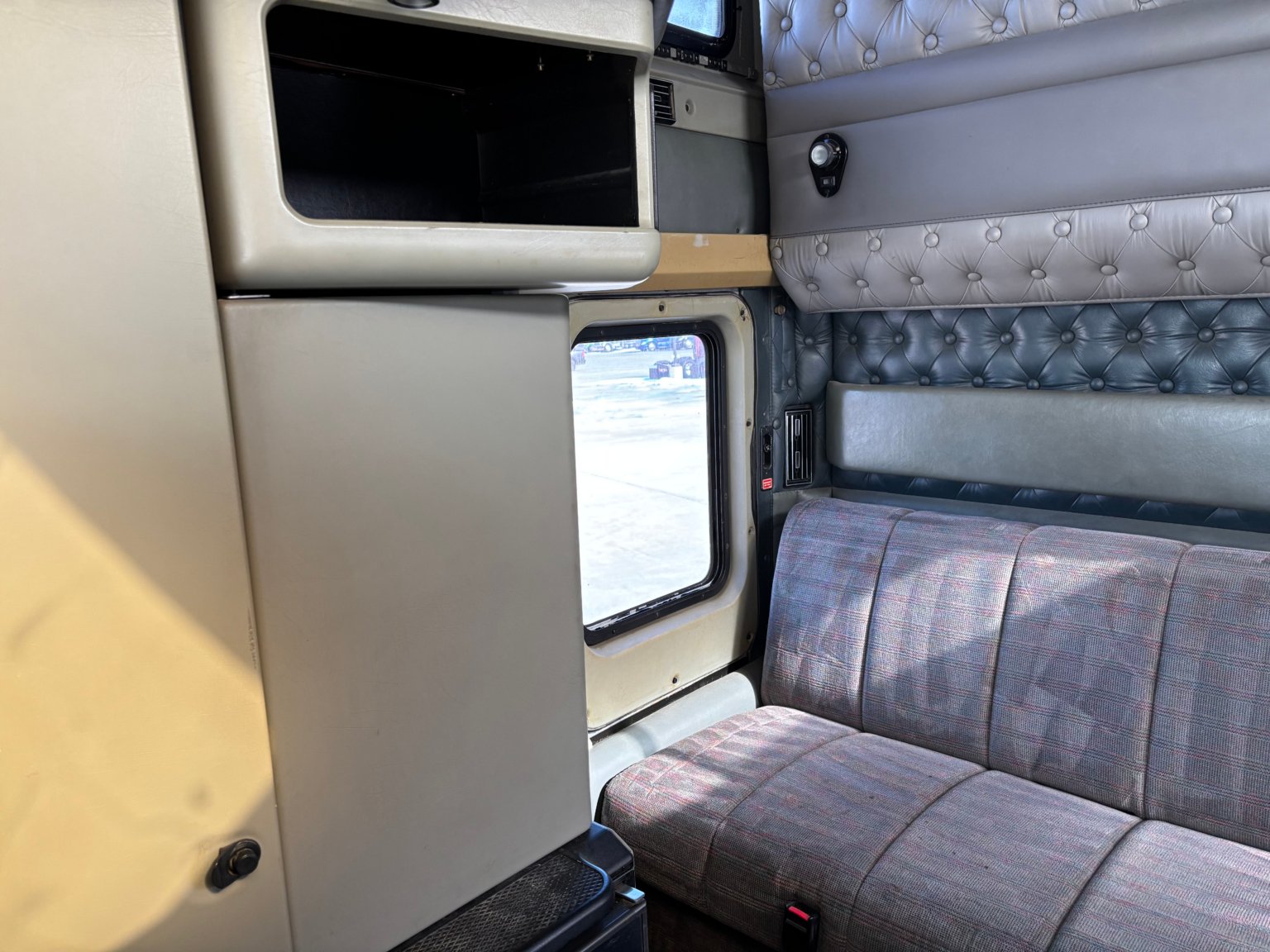 2000 Kenworth W900L - Image 8